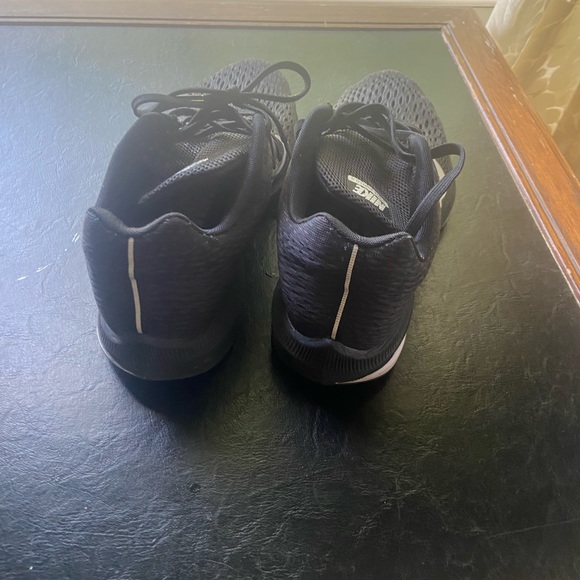 Nike Zoom Windflo 5 Running Shoes - Picture 3 of 8